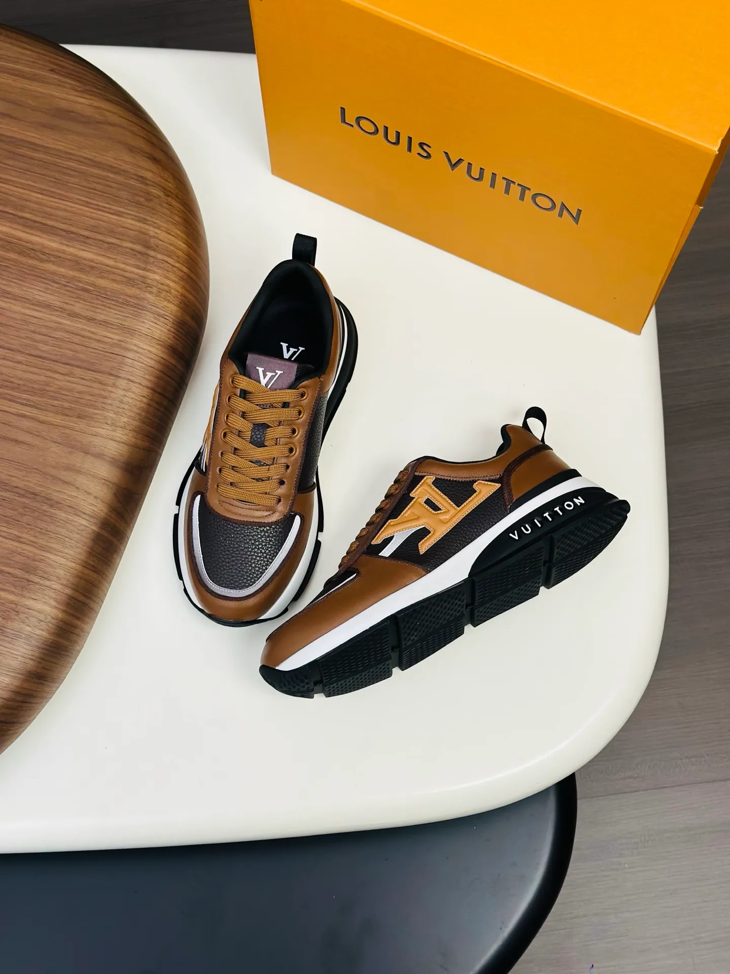 [L Family] Top P: 840💰 Size: 39-44 (38.45 can be customized) Lujia new color matching men's 🧍‍♂️trainer sneakers, this LV Trainer sneaker is made of soft grained calfskin, showing pure colors, the brand was born in 1854, the designer's handwritten brand logo is embellished on one side, virgil Designed by abloh himself, it is a very commemorative sneaker, the new LV Louis Vuitton trainer sneaker low casual sports culture versatile basketball shoes